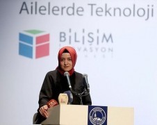 Aile ve Sosyal Politikalar Bakanı Fatma Betül Sayan Kaya' dan ailelere teknoloji uyarısı Aile ve Sosyal Politikalar Bakanı Fatma Betül Sayan Kaya' dan ailelere teknoloji uyarısı
